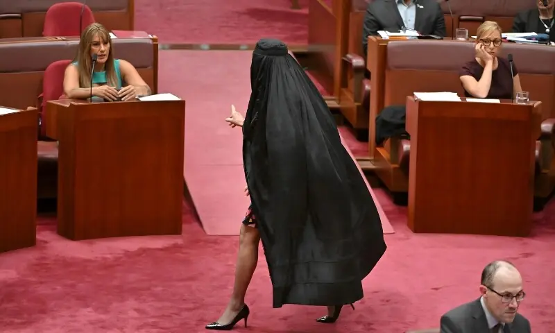 آسٹریلیا: بُرقعے کا مذاق اڑانے والی خاتون سیاستدان سینیٹ سے معطل