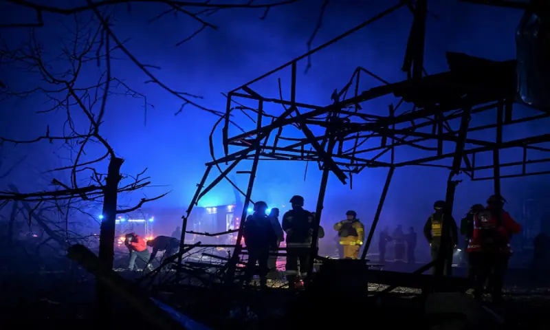 Firefighters work at the site of the Russian air strike, amid Russia’s attack on Ukraine, in Zaporizhzhia//REUTERS