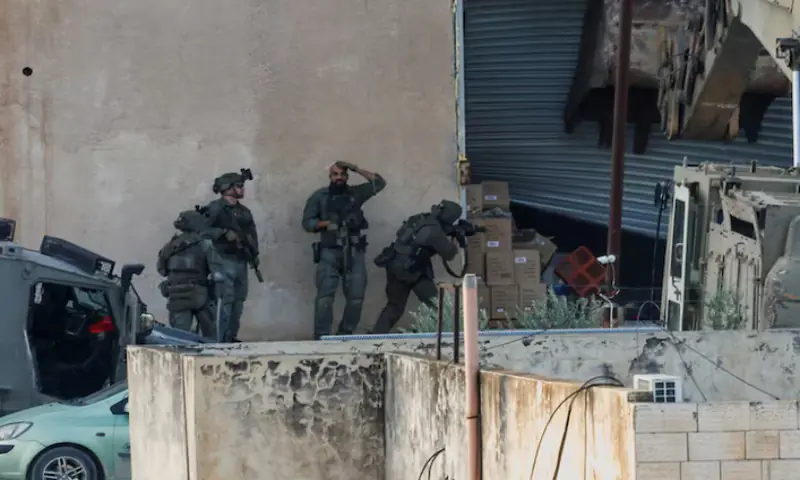 Israeli soldiers take position during a raid in Jenin in the Israeli-occupied West Bank, November 27, 2025//REUTERS Israeli soldiers take position during a raid in Jenin in the Israeli-occupied West Bank, November 27, 2025//REUTERS