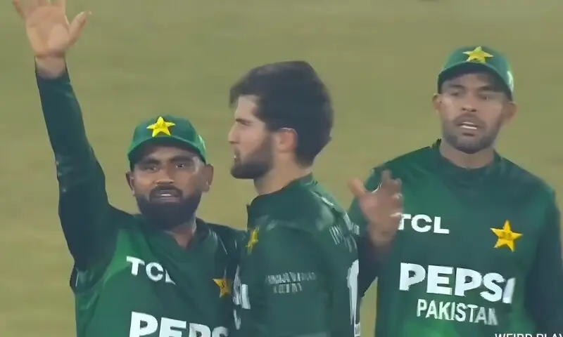 ٹرائی سیریز فائنل: امپائر کے غلط فیصلے پر پاکستانی کھلاڑیوں کی تھرڈ امپائر سے طنزیہ اپیل