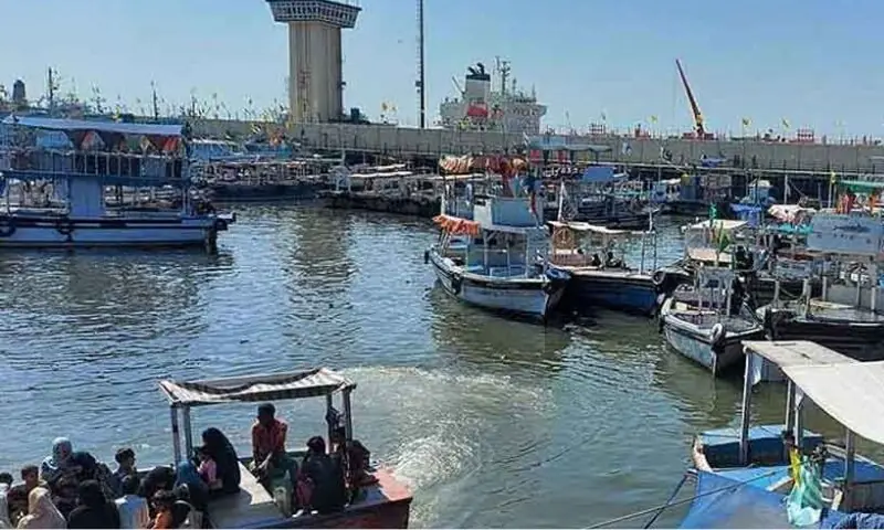 کراچی: سمندر میں دو مسافر لانچوں میں تصادم، دو خواتین جاں بحق، 12 مسافر زخمی