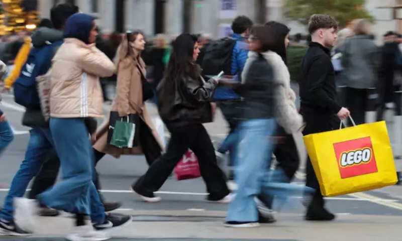 Shoppers cross the road on Black Friday at Oxford Circus in London, Britain, on November 28, 2025. Reuters