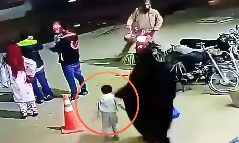 ننھا ابراہیم کھلے مین ہول میں کیسے گرا؟ دلخراش مناظر سامنے آگئے