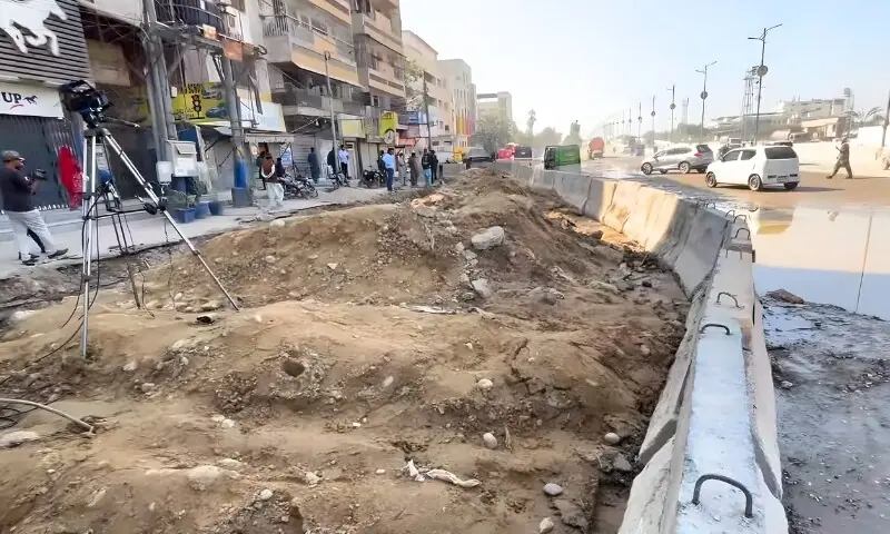 نیپا سانحہ: کے ایم سی نے ذمہ داری بی آر ٹی منصوبے اور نجی اسٹور پر ڈال دی