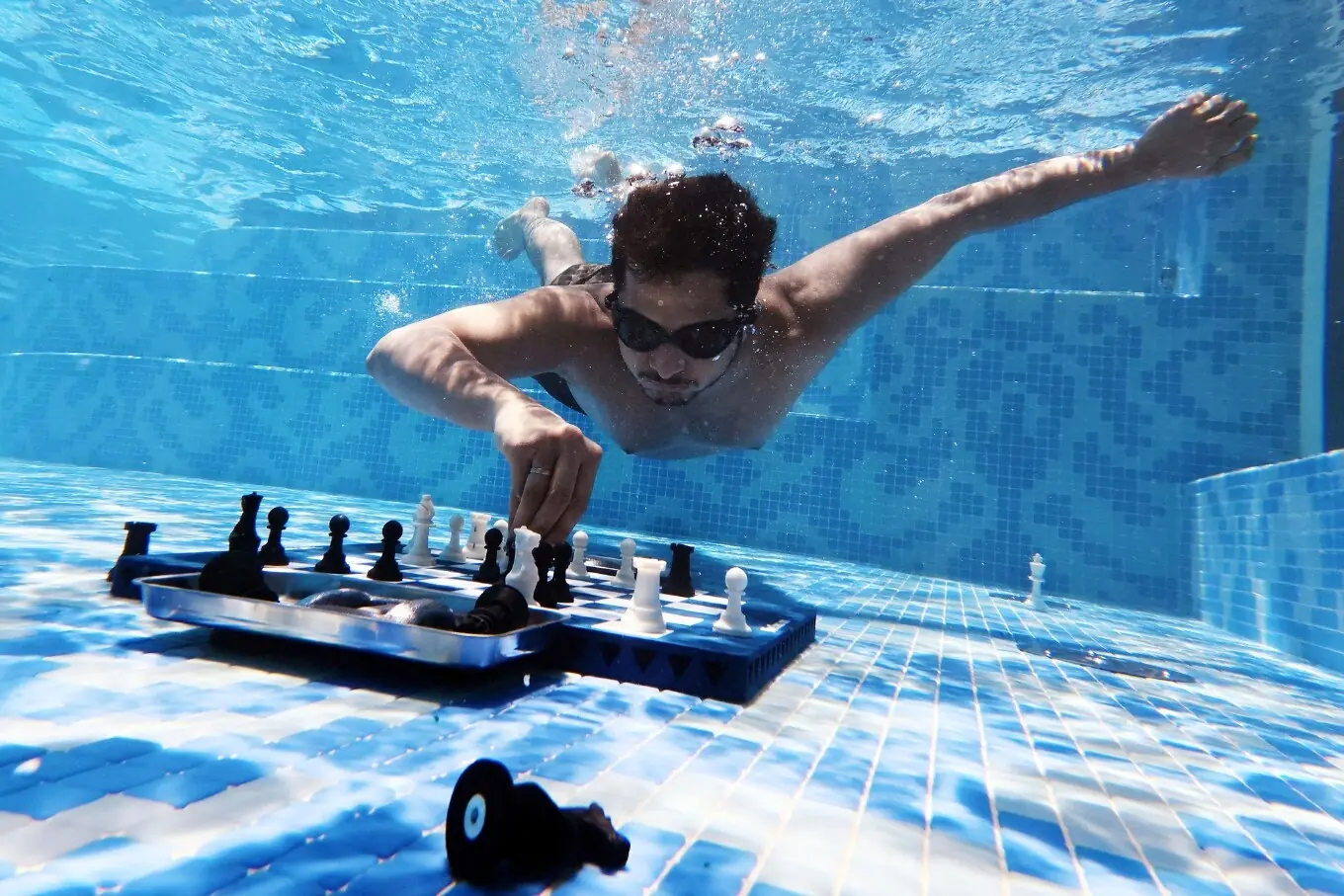 زیرِ آب شطرنج کا دلچسپ مقابلہ