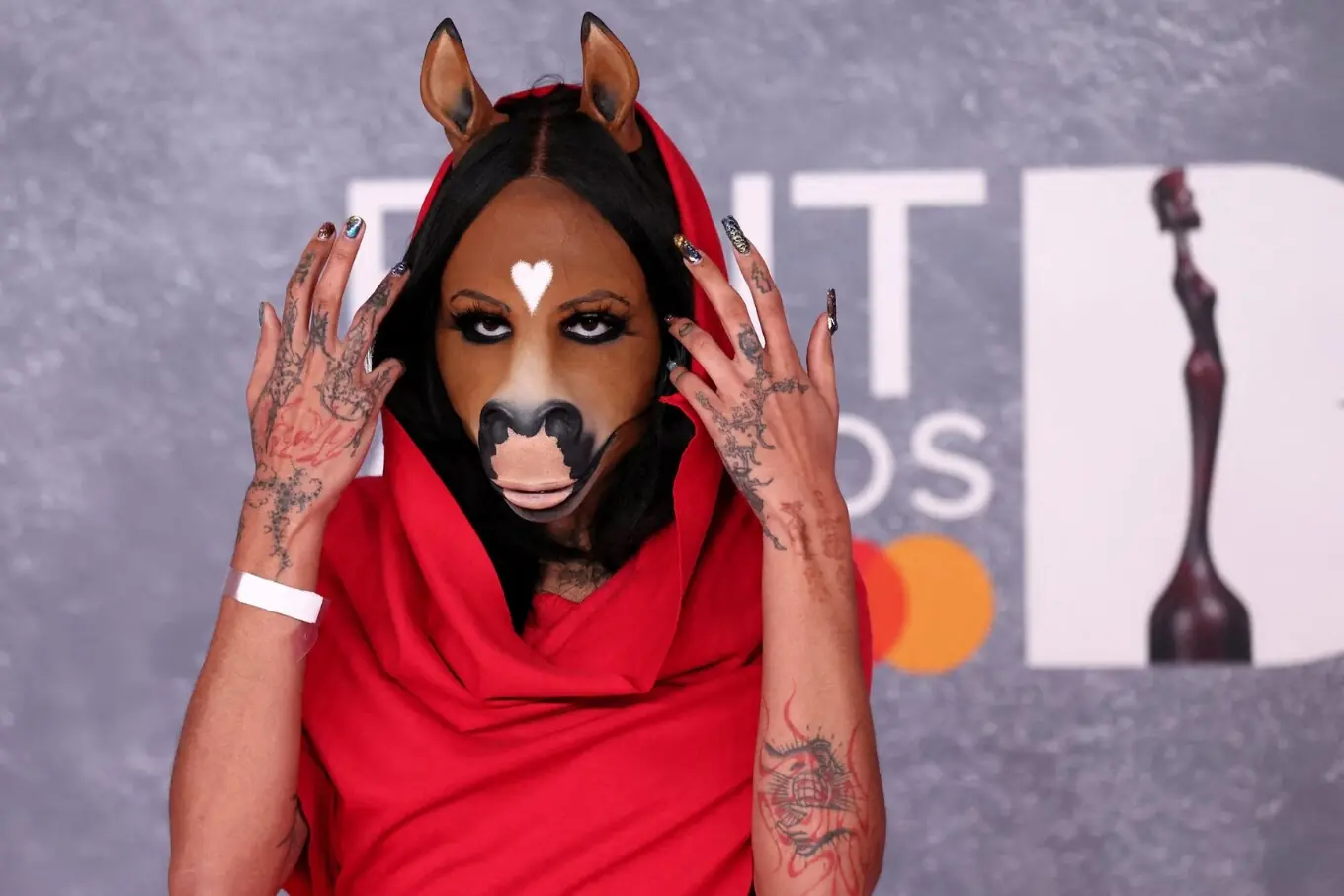 برطانیہ کے شہر لندن میں یکم مارچ کو او ٹو ارینا میں منعقدہ بریٹ ایوارڈز کے موقع پر ہارس گرل پوز دیتی ہوئی نظر آئی۔ برطانیہ کے شہر لندن میں یکم مارچ کو او ٹو ارینا میں منعقدہ بریٹ ایوارڈز کے موقع پر ہارس گرل پوز دیتی ہوئی نظر آئی۔