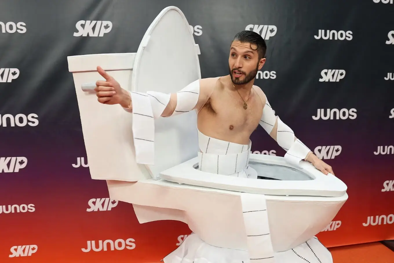 کینیڈا کی ریاست برٹش کولمبیا کے شہر وینکوور میں 30 مارچ کو کینیڈین موسیقار اور ریپر bbno$ چون ویں سالانہ جونو ایوارڈز میں شرکت کرتے ہوئے نظر آئے۔ کینیڈا کی ریاست برٹش کولمبیا کے شہر وینکوور میں 30 مارچ کو کینیڈین موسیقار اور ریپر bbno$ چون ویں سالانہ جونو ایوارڈز میں شرکت کرتے ہوئے نظر آئے۔