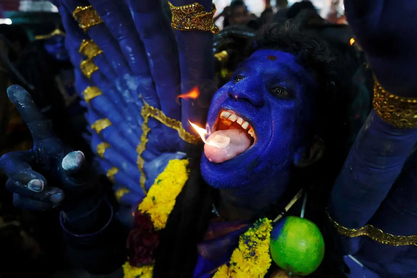 بھارتی ریاست تمل ناڈو کے شہر کولاشیکھرپٹنم میں یکم اکتوبر کو کولاسائی دشہرہ فیسٹیول کے دوران دیوی کالی کے لباس میں ملبوس ایک ہندو عقیدت مند اپنی زبان پر جلتا ہوا کفور رکھے ہوئے پرفارم کر رہا ہے۔ بھارتی ریاست تمل ناڈو کے شہر کولاشیکھرپٹنم میں یکم اکتوبر کو کولاسائی دشہرہ فیسٹیول کے دوران دیوی کالی کے لباس میں ملبوس ایک ہندو عقیدت مند اپنی زبان پر جلتا ہوا کفور رکھے ہوئے پرفارم کر رہا ہے۔