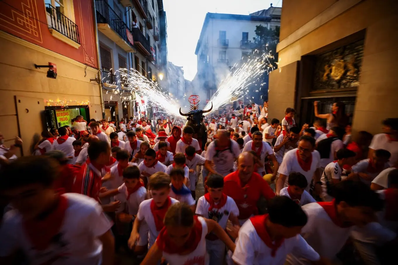 10 جولائی کو لی گئی اس تصویر میں سان فرمین فیسٹیول کے دوران اسپین کے شہر پامپلونا میں ایک آدمی آتش بازی سے بھرا بیل کا پتلا لے کر دوڑ رہا ہے 10 جولائی کو لی گئی اس تصویر میں سان فرمین فیسٹیول کے دوران اسپین کے شہر پامپلونا میں ایک آدمی آتش بازی سے بھرا بیل کا پتلا لے کر دوڑ رہا ہے