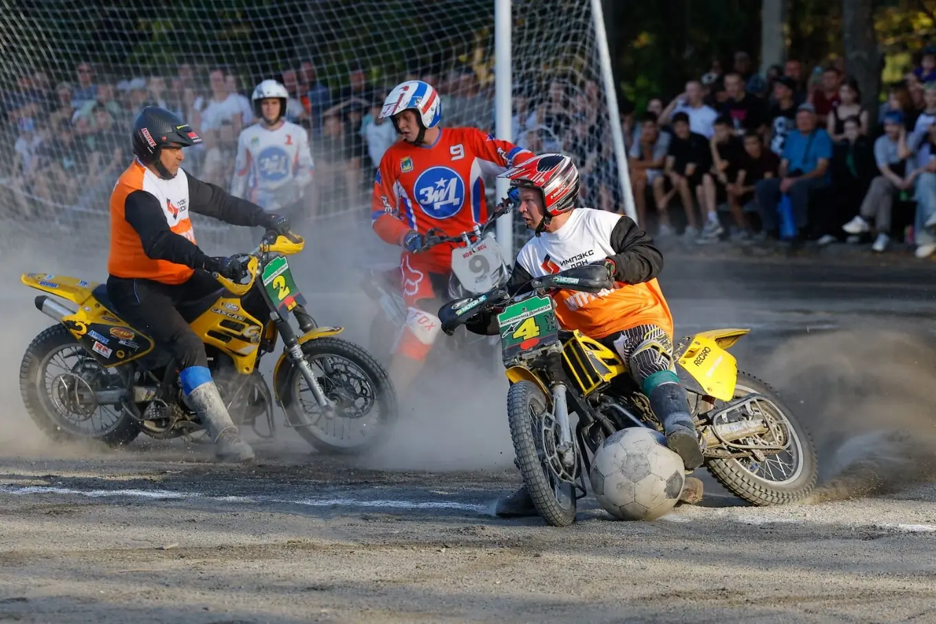 یوکرین کے صوبے ڈونٹسک میں روس کے زیر کنٹرول شہر کیروفسکے (خریستِیوکا) میں 31 اگست کو دو ٹیمیں موٹوبال کھیل رہی ہیں۔ یہ مقابلہ مقامی کھدائی کارکنوں کی کلسومولٹس ڈونباس کوئلے کی کان کے کھلاڑیوں اور روس کے ولادی میر خطے کی نمائندہ ٹیم کے درمیان ہوا، جس کا انعقاد روس-یوکرین فوجی تنازع کے دوران مائنرز ڈے کے موقع پر کیا گیا۔ یوکرین کے صوبے ڈونٹسک میں روس کے زیر کنٹرول شہر کیروفسکے (خریستِیوکا) میں 31 اگست کو دو ٹیمیں موٹوبال کھیل رہی ہیں۔ یہ مقابلہ مقامی کھدائی کارکنوں کی کلسومولٹس ڈونباس کوئلے کی کان کے کھلاڑیوں اور روس کے ولادی میر خطے کی نمائندہ ٹیم کے درمیان ہوا، جس کا انعقاد روس-یوکرین فوجی تنازع کے دوران مائنرز ڈے کے موقع پر کیا گیا۔