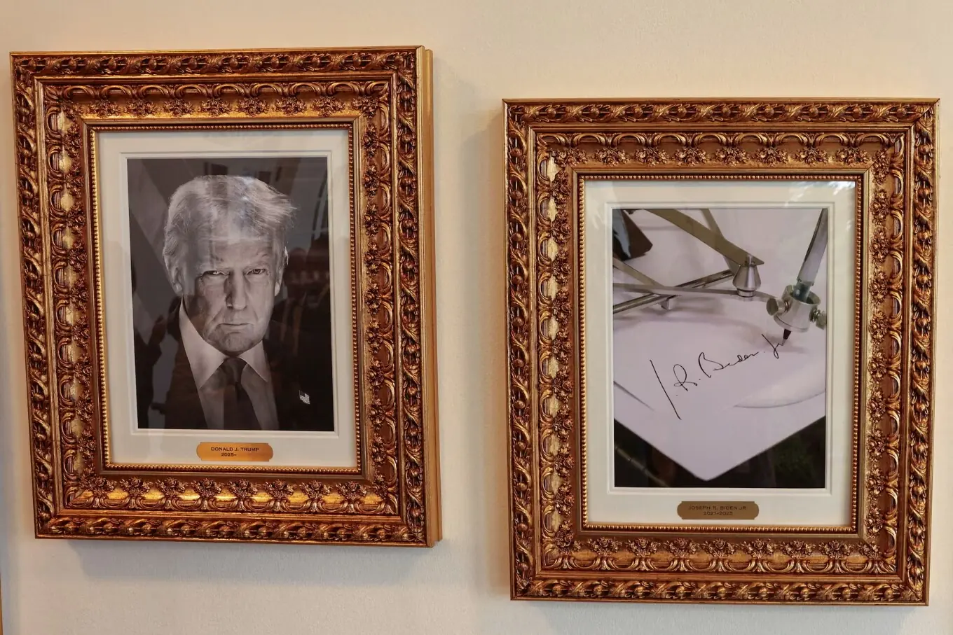 امریکی صدر کی رہائش گاہ وائٹ ہاؤس میں صدر ڈونلڈ ٹرمپ کے پورٹریٹ کے ساتھ سابق صدر جو بائیڈن کے پورٹریٹ کی جگہ ایک آٹوپین کی تصویر دکھائی گئی ہے جو بائیڈن کے دستخط کر رہا ہے۔ امریکی صدر کی رہائش گاہ وائٹ ہاؤس میں صدر ڈونلڈ ٹرمپ کے پورٹریٹ کے ساتھ سابق صدر جو بائیڈن کے پورٹریٹ کی جگہ ایک آٹوپین کی تصویر دکھائی گئی ہے جو بائیڈن کے دستخط کر رہا ہے۔