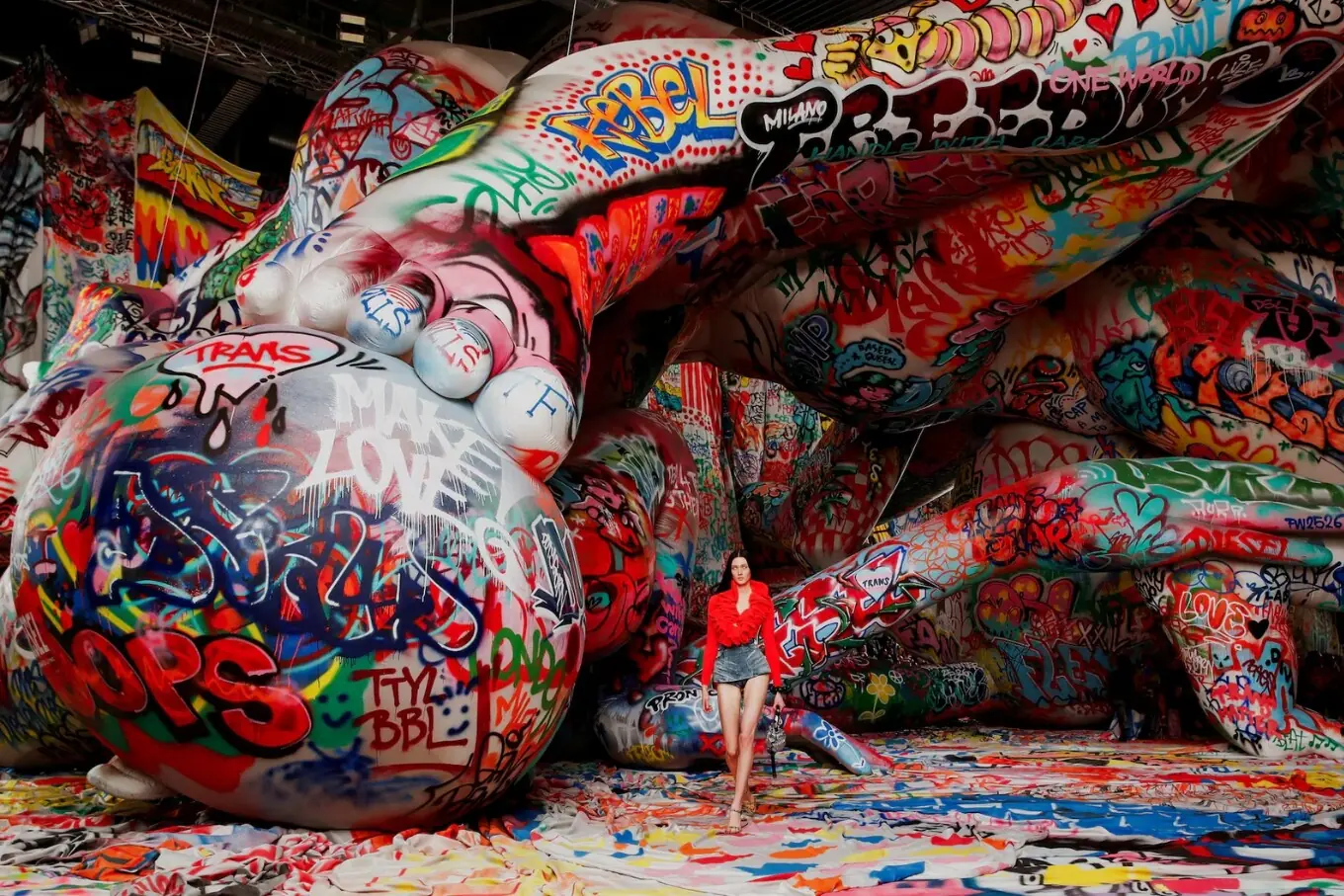 اٹلی کے شہر میلان میں 26 فروری کو فیشن ویک کے دوران ایک ماڈل ڈیزل کی فال/ونٹر 2025/2026 کلیکشن کا لباس پیش کر رہی ہیں۔ اٹلی کے شہر میلان میں 26 فروری کو فیشن ویک کے دوران ایک ماڈل ڈیزل کی فال/ونٹر 2025/2026 کلیکشن کا لباس پیش کر رہی ہیں۔