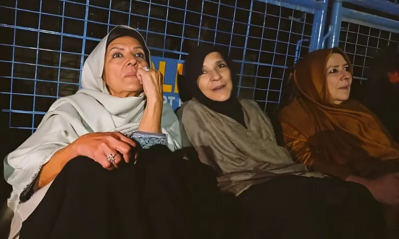 عمران خان سے ملاقات کی اجازت نہ دینے پر بہنوں اور پارٹی کارکنان کا فیکٹری ناکے پر دھرنا