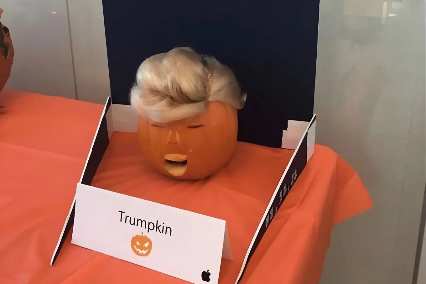 تصویر میں ایک کدو دکھایا گیا ہے جس پر لکھا ہے ”Trumpkin: Make Halloween Great Again“ یعنی ہالووین کو دوبارہ شاندار بنائیں۔ تصویر میں ایک کدو دکھایا گیا ہے جس پر لکھا ہے ”Trumpkin: Make Halloween Great Again“ یعنی ہالووین کو دوبارہ شاندار بنائیں۔
