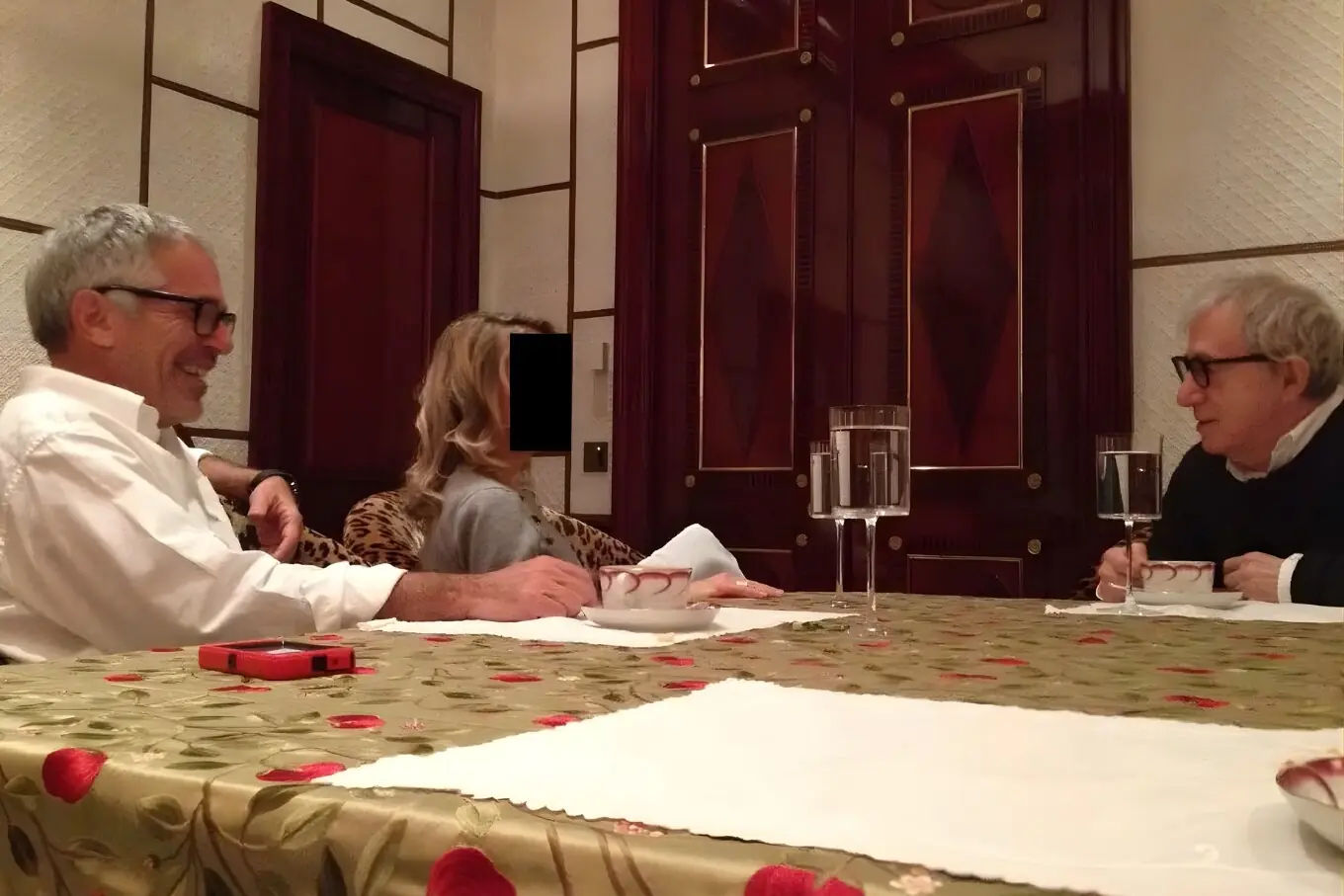 تصویر میں جیفری ایپسٹین، فلم ڈائریکٹر ووڈی ایلن اور ایک نامعلوم عورت ایک ساتھ ہیں، لیکن اس عورت کا چہرہ امریکی ایوانِ نمائندگان کی اوور سائٹ کمیٹی کے ڈیموکریٹ ارکان نے چھپا دیا ہے۔ تصویر میں جیفری ایپسٹین، فلم ڈائریکٹر ووڈی ایلن اور ایک نامعلوم عورت ایک ساتھ ہیں، لیکن اس عورت کا چہرہ امریکی ایوانِ نمائندگان کی اوور سائٹ کمیٹی کے ڈیموکریٹ ارکان نے چھپا دیا ہے۔