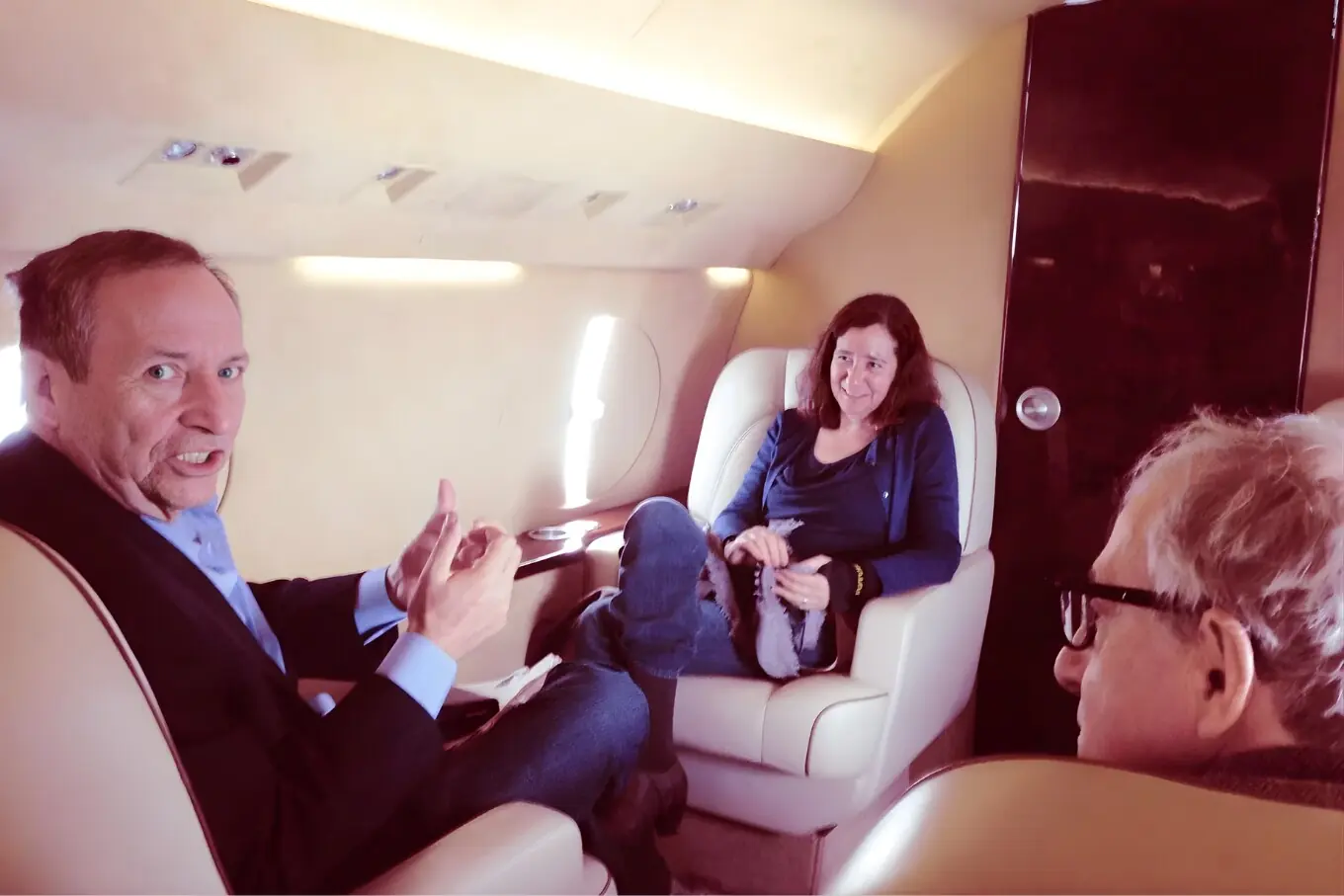 تصویر میں ہارورڈ یونیورسٹی کے سابق صدر لیری سمرز، ان کی اہلیہ اور فلم ڈائریکٹر ووڈی ایلن ایک ساتھ نظر آ رہے ہیں۔ تصویر میں ہارورڈ یونیورسٹی کے سابق صدر لیری سمرز، ان کی اہلیہ اور فلم ڈائریکٹر ووڈی ایلن ایک ساتھ نظر آ رہے ہیں۔