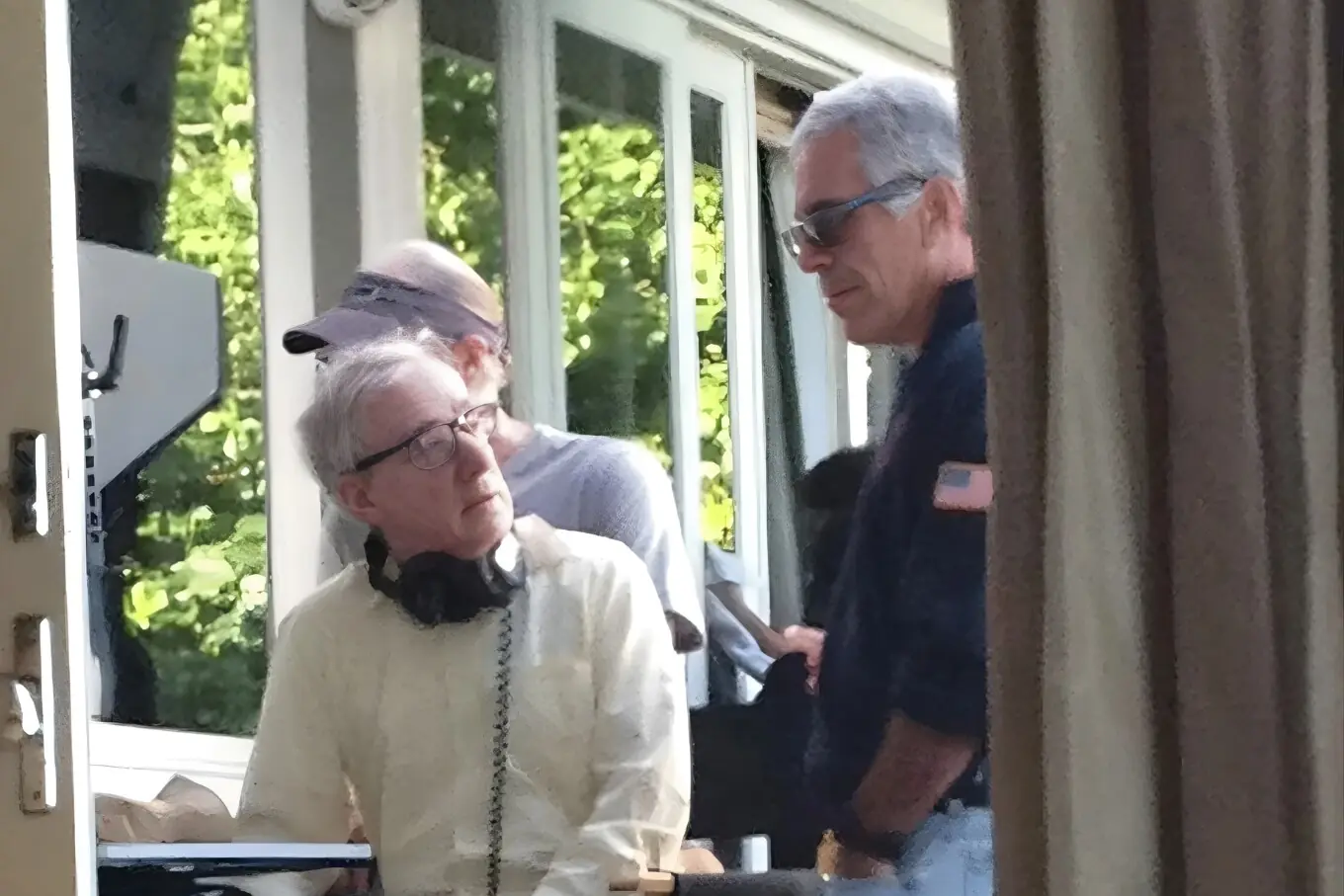 تصویر میں جیفری ایپسٹین فلم ڈائریکٹر ووڈی ایلن کے ساتھ نظر آ رہا ہے، یہ تصویر امریکی ایوانِ نمائندگان کی اوور سائٹ کمیٹی کے ڈیموکریٹ ارکان کی جانب سے جاری کی گئی ہے۔ تصویر میں جیفری ایپسٹین فلم ڈائریکٹر ووڈی ایلن کے ساتھ نظر آ رہا ہے، یہ تصویر امریکی ایوانِ نمائندگان کی اوور سائٹ کمیٹی کے ڈیموکریٹ ارکان کی جانب سے جاری کی گئی ہے۔