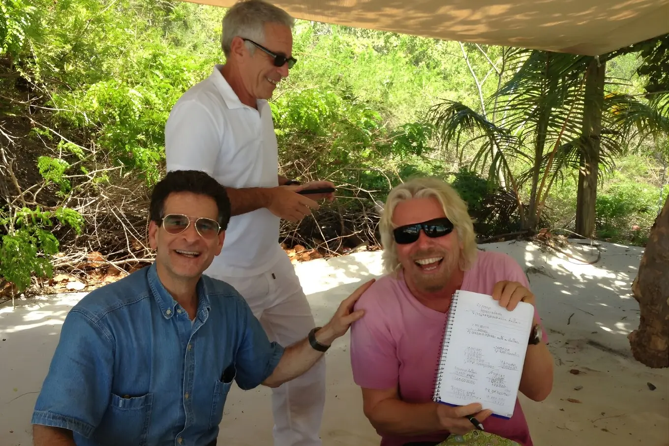 تصویر میں جیفری ایپسٹین سیگ وے ایجاد کرنے والے ڈین کیمن کے ساتھ کھڑا ہے، جبکہ دوسری جانب برطانوی کاروباری شخصیت رچرڈ برانسن بھی موجود ہیں۔ تصویر میں جیفری ایپسٹین سیگ وے ایجاد کرنے والے ڈین کیمن کے ساتھ کھڑا ہے، جبکہ دوسری جانب برطانوی کاروباری شخصیت رچرڈ برانسن بھی موجود ہیں۔