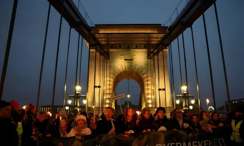 ہنگری کے حراستی مرکز میں بچے سے جنسی زیادتی، ہزاروں افراد کا احتجاج، 7 ملزمان گرفتار ہنگری کے حراستی مرکز میں بچے سے جنسی زیادتی، ہزاروں افراد کا احتجاج، 7 ملزمان گرفتار