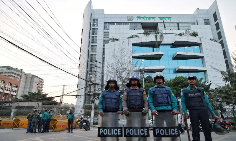 Policemen stand guard in front of the Bangladesh Election Commission office in Dhaka, Bangladesh. – Reuters Policemen stand guard in front of the Bangladesh Election Commission office in Dhaka, Bangladesh. – Reuters