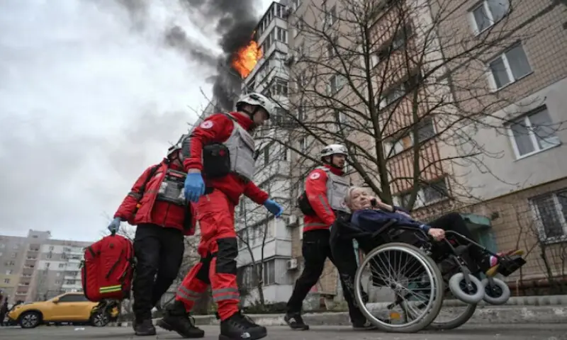 Paramedics assist a resident during an evacuation from an apartment building hit by a Russian air strike, amid Russia’s attack on Ukraine, in Zaporizhzhia, Ukraine, on December 17, 2025. Reuters Paramedics assist a resident during an evacuation from an apartment building hit by a Russian air strike, amid Russia’s attack on Ukraine, in Zaporizhzhia, Ukraine, on December 17, 2025. Reuters