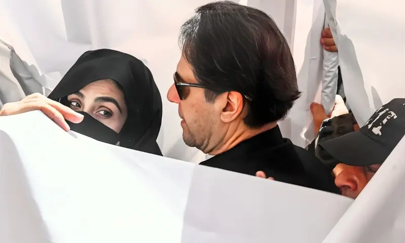 &rsquo;دونوں اب عادی مجرم کہلائیں گے&lsquo;: عمران اور بشریٰ کو توشہ خانہ ٹو میں سزاؤں پر ردعمل