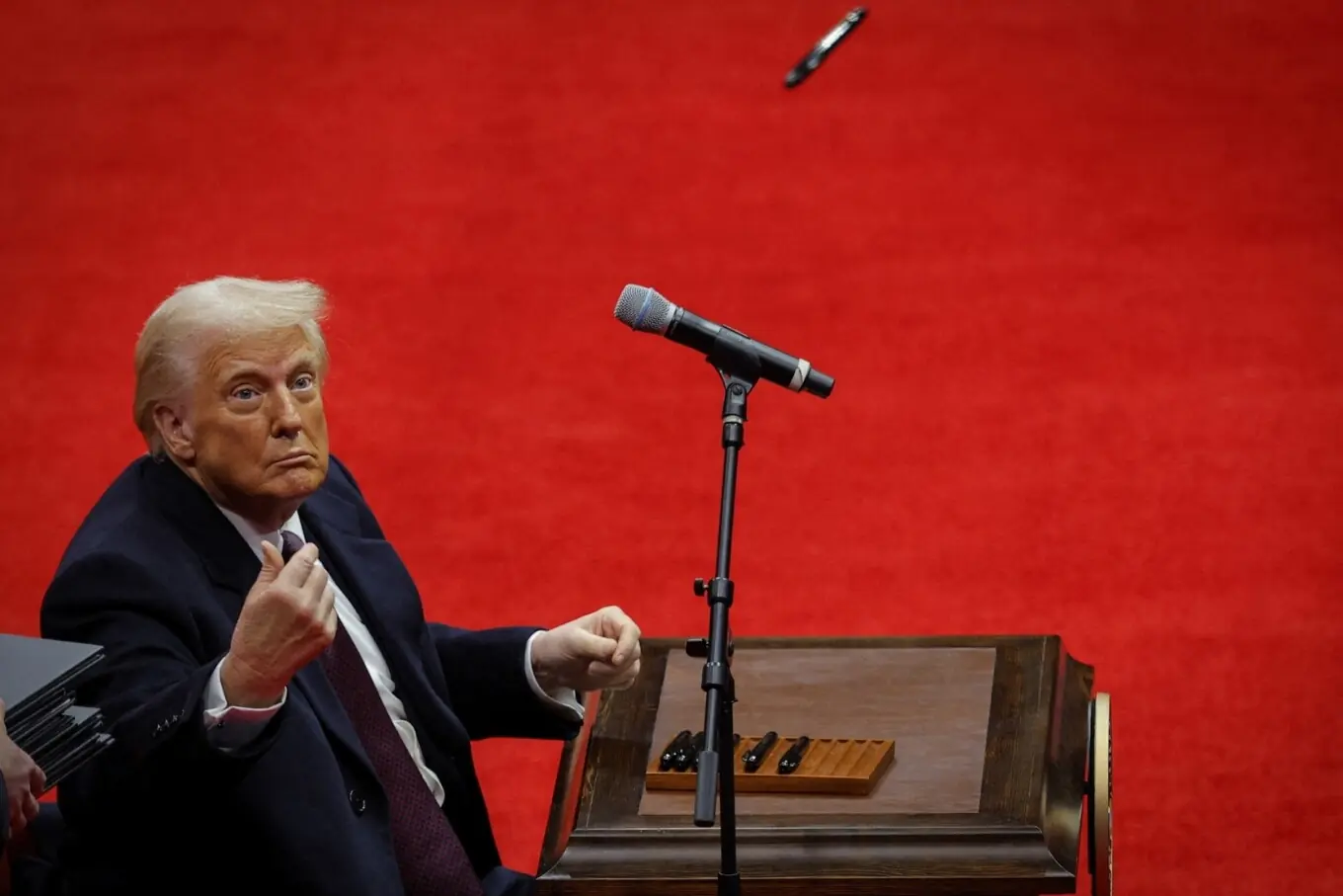 2 جنوری 2025 کو واشنگٹن میں کیپٹل ون اریینا میں، امریکی صدر ڈونلڈ ٹرمپ اپنی دوسری مدت کے آغاز پر ایگزیکٹو آرڈرز پر دستخط کرتے ہوئے