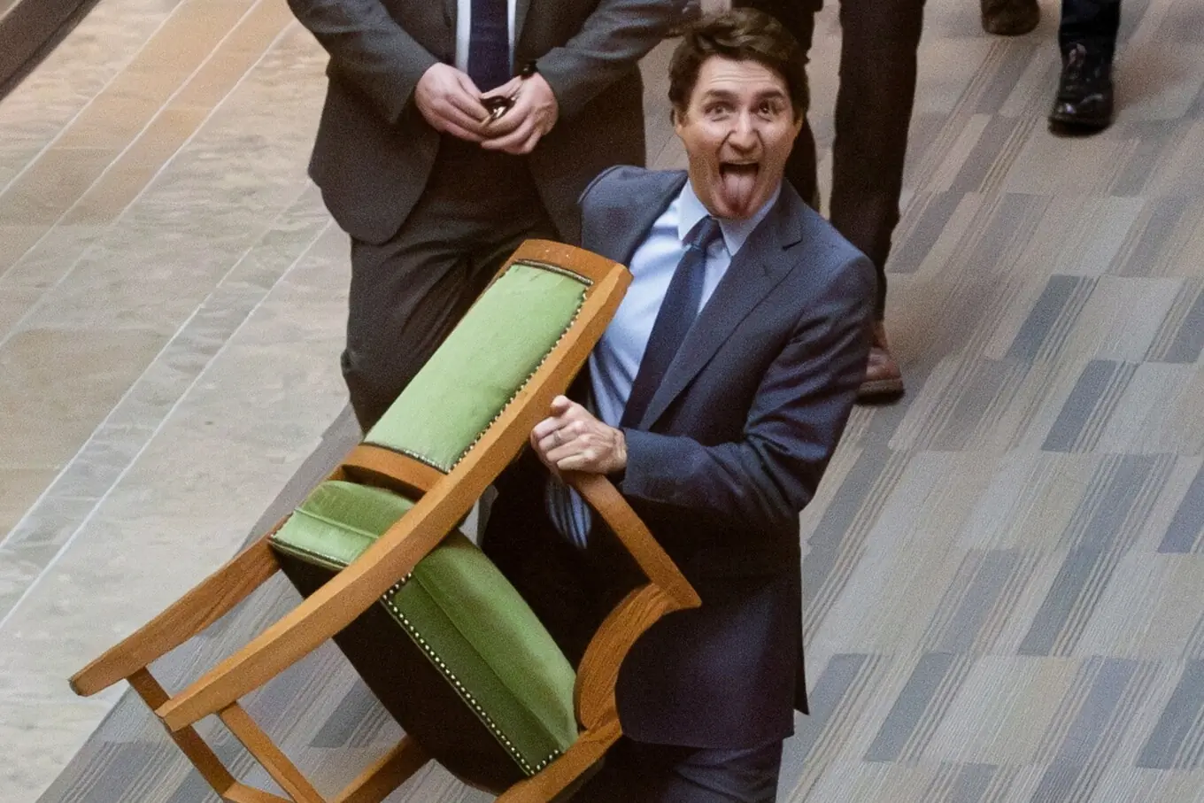 10 مارچ 2025 کو اوٹاوا، کینیڈا میں وزیراعظم جسٹن ٹروڈو پارلیمنٹ ہل سے اپنی کرسی لے جاتے ہوئے