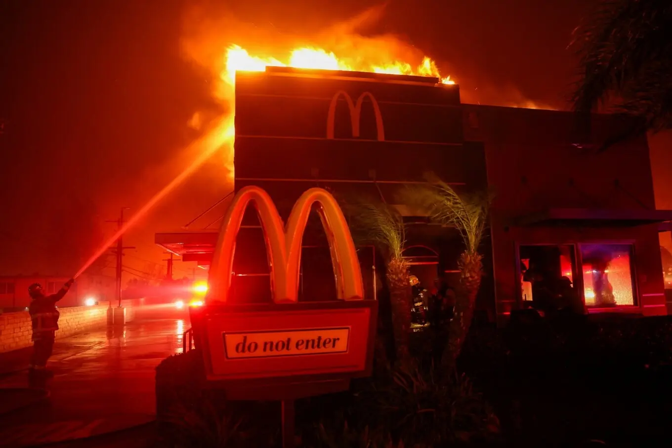 7 جنوری 2025 کو پاساڈینا، کیلیفورنیا میں ایٹن فائر بجھانے کے لیے فائر فائٹرز کام کرتے ہوئے