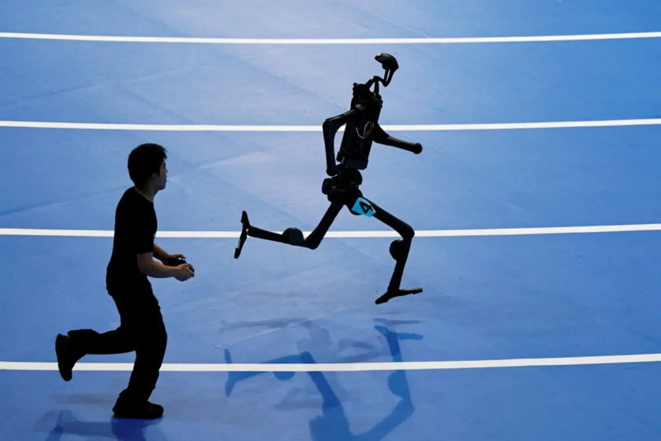 15 اگست 2025 کو بیجنگ، چین میں ورلڈ ہیومانوئڈ روبوٹ گیمز میں یونٹری روبوٹ 400 میٹر ریس میں حصہ لیتے ہوئے