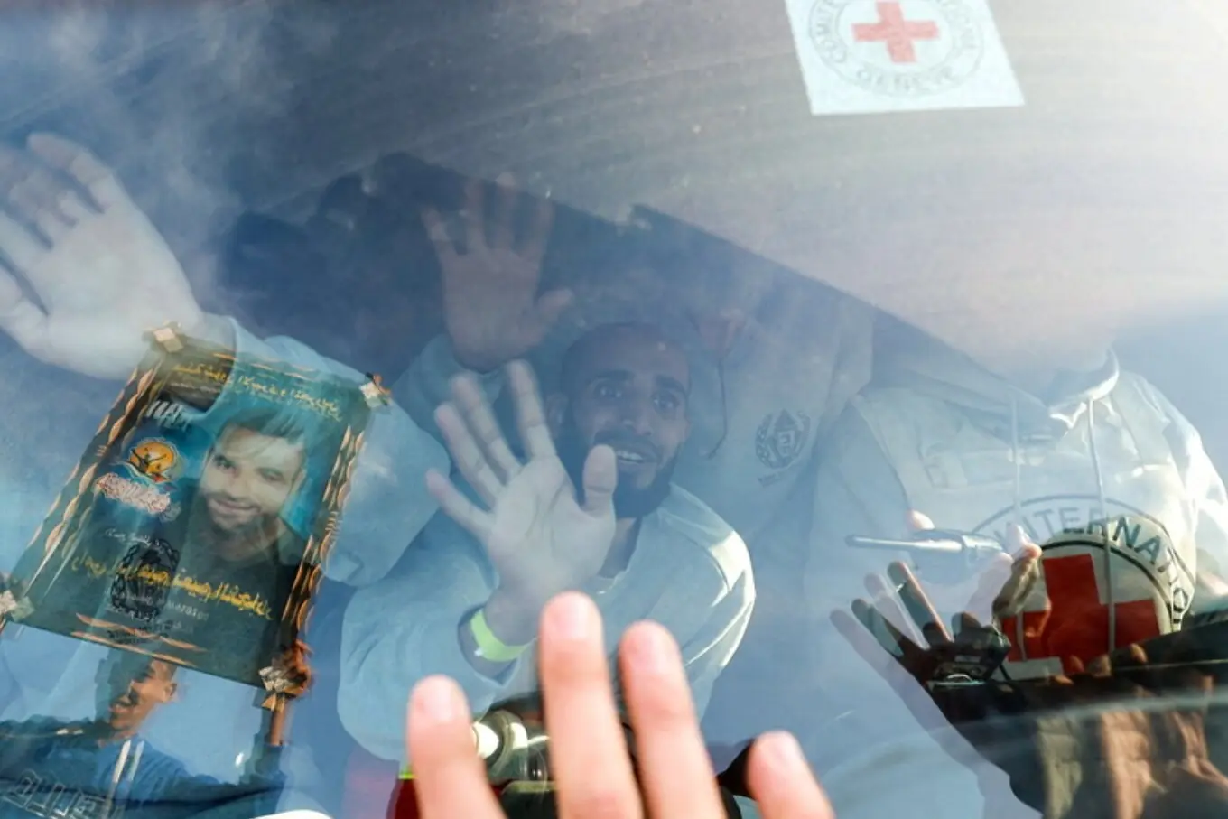 25 جنوری 2025 کو جنوبی غزہ میں خان یونس میں اسرائیل کی قید سے رہائی کے بعد فلسطینی قیدی اشارہ کرتے ہوئے