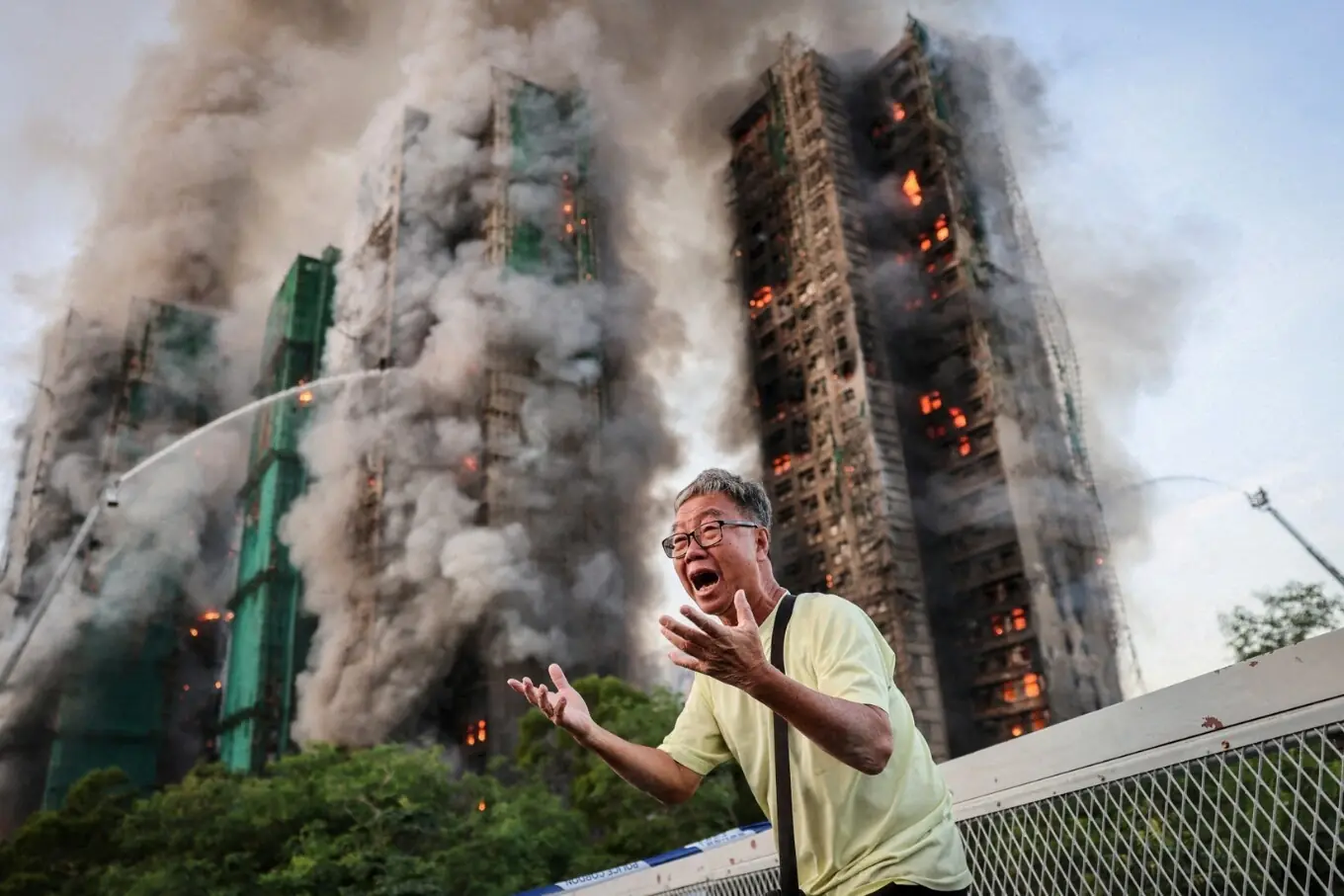 26 نومبر 2025 کو ہانگ کانگ میں71 سالہ  وونگ کا اپنی بیوی کے آگ میں پھنس جانے پر شدید دکھ کا ردعمل