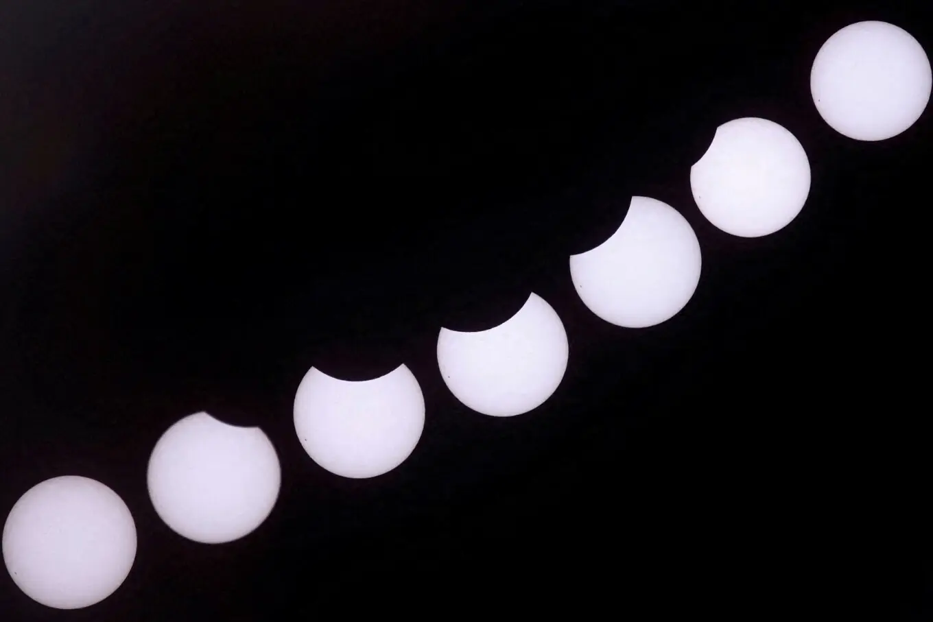 29 مارچ 2025 کو اسپین کے گران کینیریا جزیرے میں جزوی سورج گرہن کا منظر