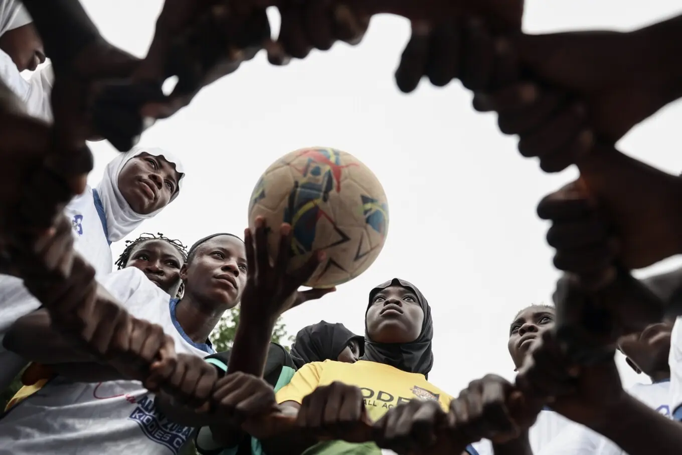 29 اگست 2025 کو ایلورن، نائجیریا میں ماڈل کوئینز فٹبال اکیڈمی کے کھلاڑی فائنل میچ کی تیاری کرتے ہوئے