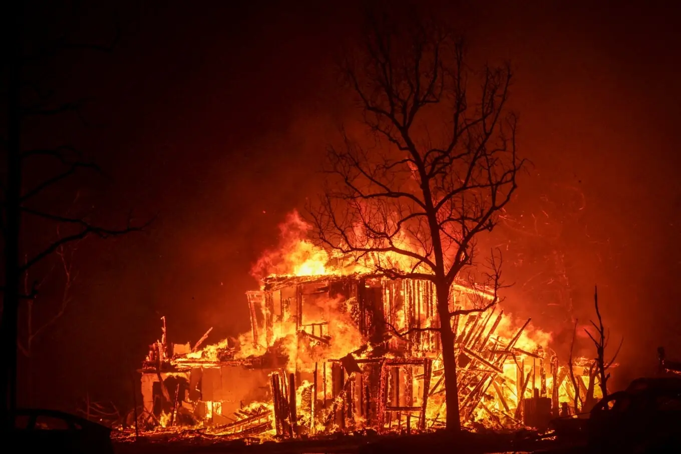 8 جنوری 2025 کو پاساڈینا، کیلیفورنیا میں ایٹن فائر کے دوران عمارت شعلوں کی ذد میں