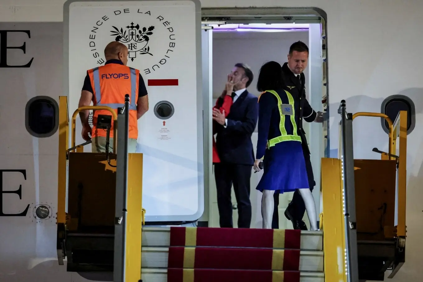 فرانس کے صدر ایمانوئیل میکرون کو ویتنام کے ہوائی اڈے پر اپنی اہلیہ سے تھپڑ کھاتے ہوئے