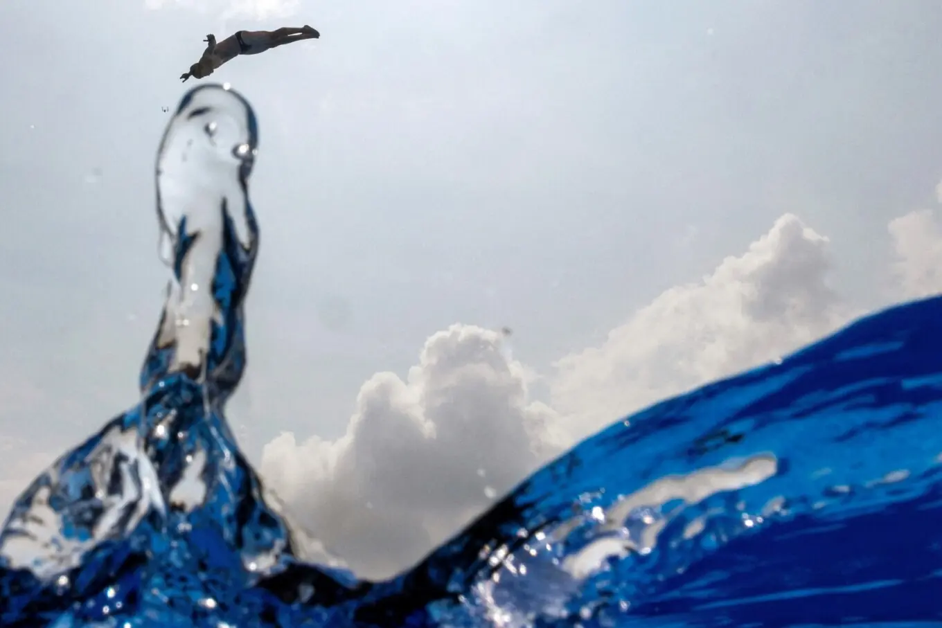 25 جولائی 2025 کو سینٹوسا، سنگاپور میں سوئٹزرلینڈ کے ژاں ڈیوڈ ڈیووال ہائی ڈائیونگ سیمی فائنل میں