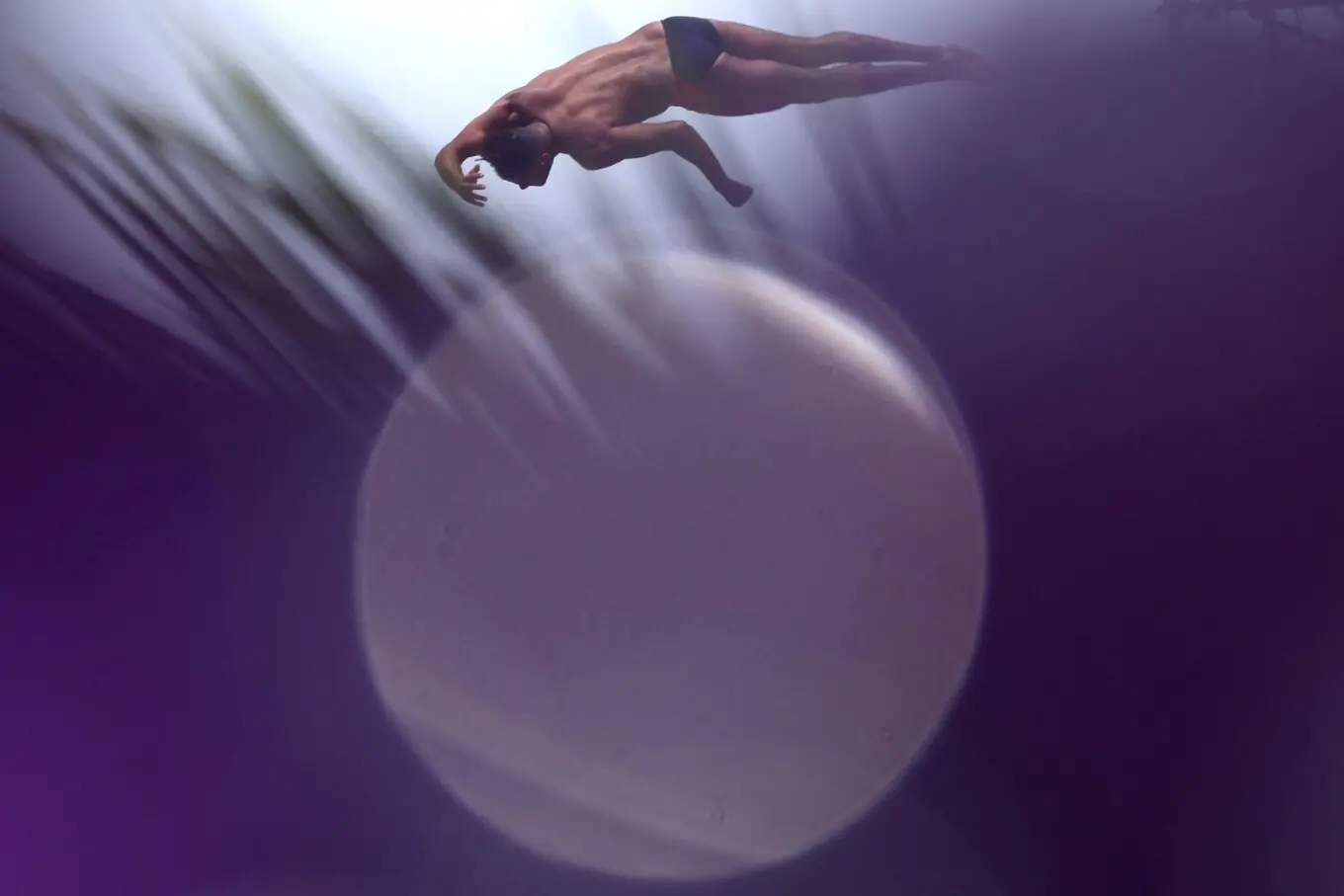 امریکی غوطہ خور اسکاٹ لازروف ورلڈ ایکواٹکس چیمپئن شپ میں 27 میٹر ہائی ڈائیونگ سیمی فائنل کے دوران