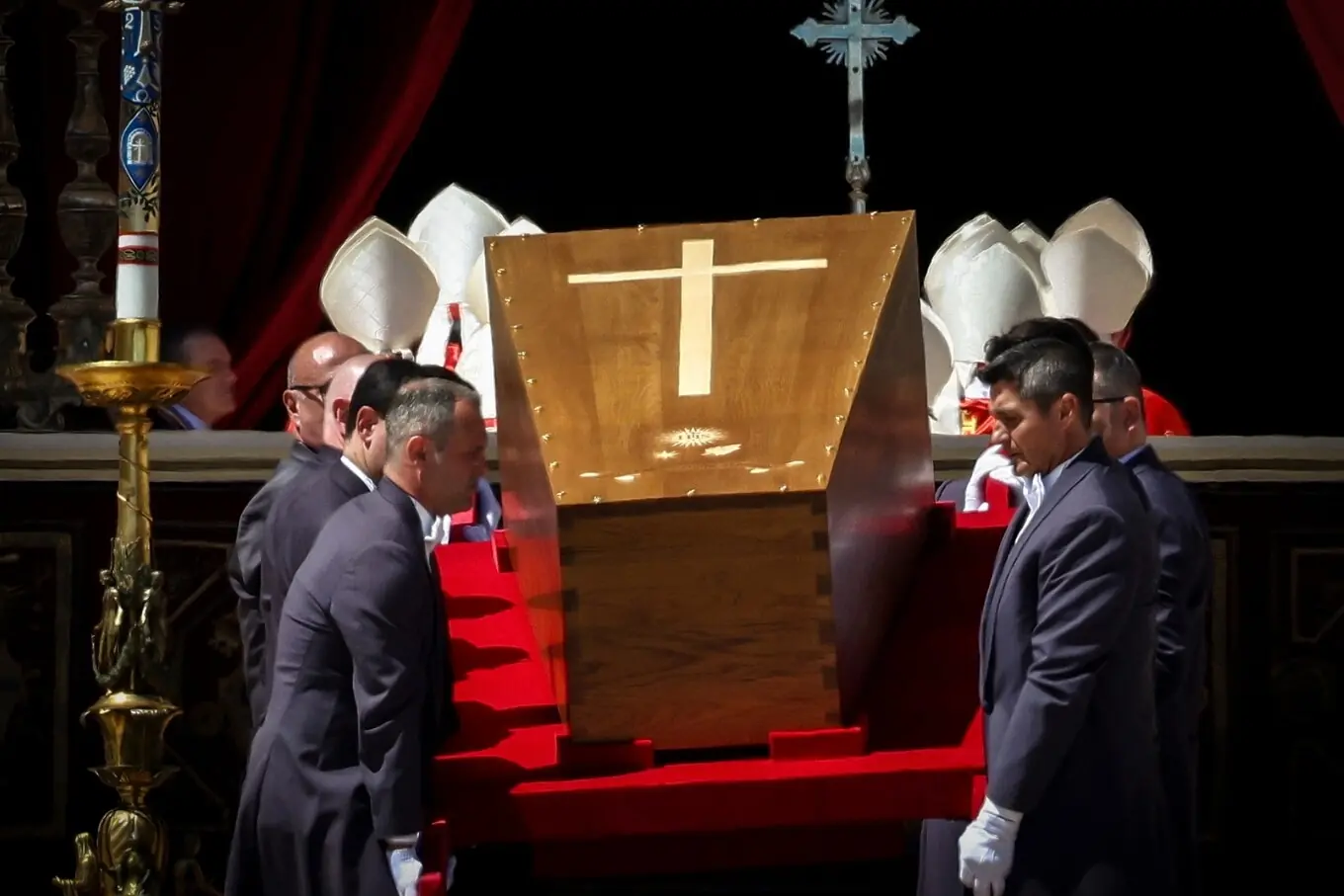 26 اپریل 2025 کو ویٹیکن کے سینٹ پیٹرز اسکوائر میں پوپ فرانسیس کے تابوت کواٹھاتے ہوئے