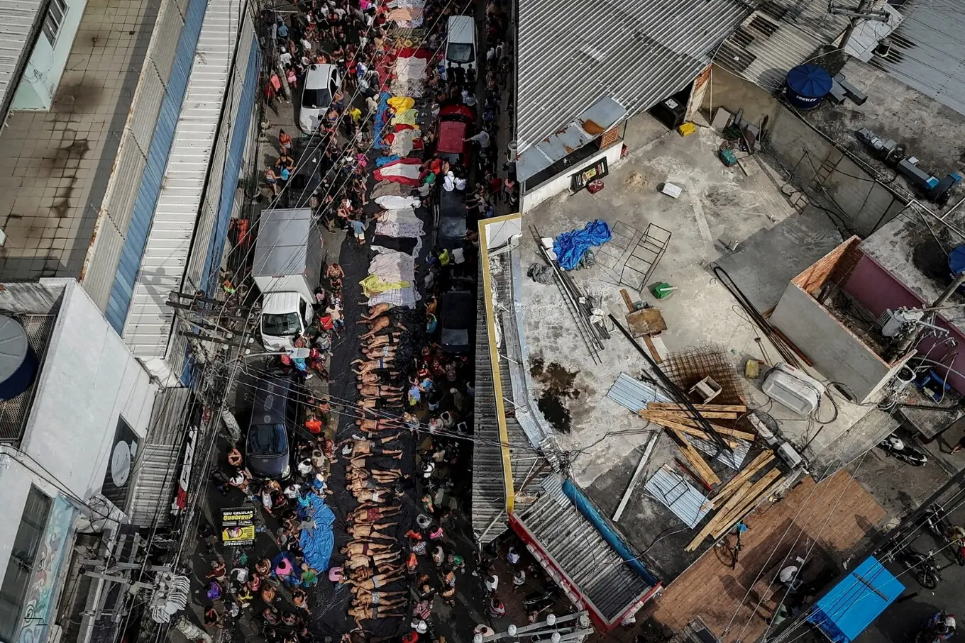 29 اکتوبر 2025 کو ریو ڈی جینیرو، برازیل میں فویلا دو پینہا میں پولیس آپریشن کے بعد لوگ لاشوں کے گرد جمع ہیں