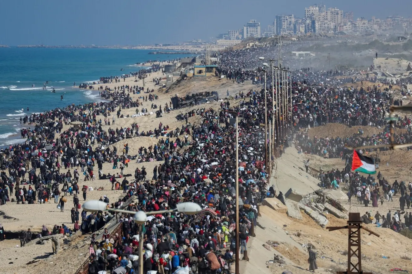 27 جنوری 2025 کو وسطی غزہ میں فلسطینیوں کا جنگ کے بعد اپنے گھروں کی طرف واپسی