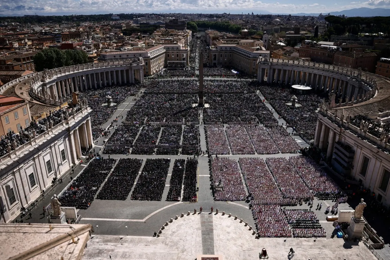 26 اپریل 2025 کو ویٹیکن میں پوپ فرانسیس کی آخری رسومات میں لوگوں کی  شرکت کا ایک منظر