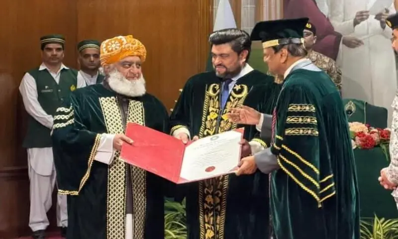 Maulana Fazlur Rehman receives an honorary doctorate at the Governor&rsquo;s House, Sindh.
