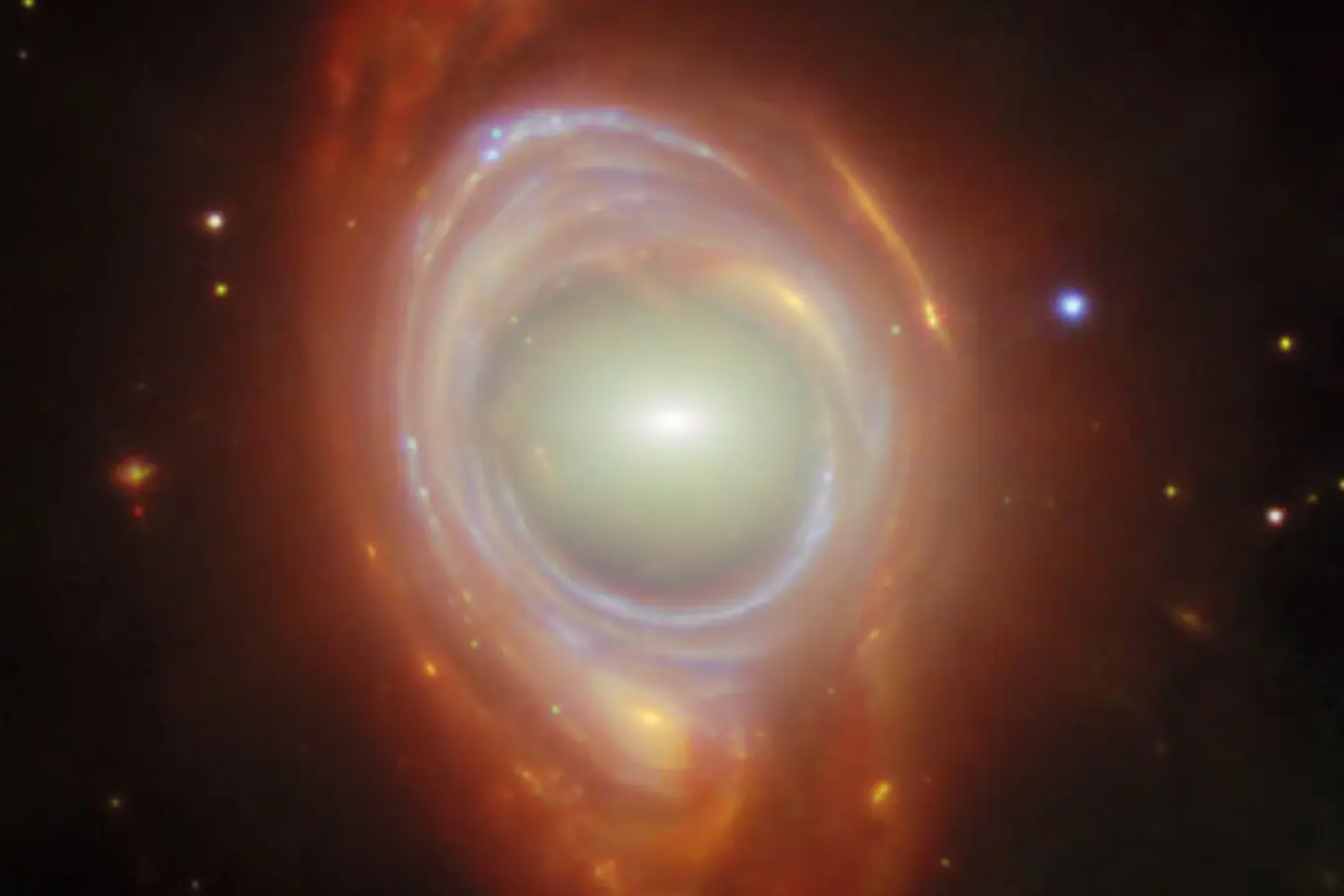 جیمز ویب اسپیس ٹیلی اسکوپ کی اس تصویر میں ایک نہیں بلکہ دو کہکشائیں دکھائی دیتی ہیں، جہاں قریب موجود کہکشاں کی کششِ ثقل دُور کہکشاں کی روشنی کو موڑ کر اس کے گرد ایک خوبصورت &ldquo;آئن اسٹائن رنگ&rdquo; بناتی ہے، جو کششِ ثقل کے عدسے کے اثر کی شاندار مثال ہے۔