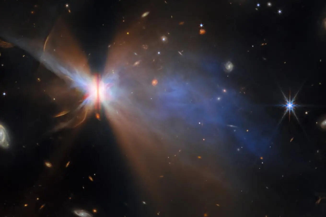 جیمز ویب اسپیس ٹیلی اسکوپ کی یہ دلکش تصویر IRAS 04302+2247 کو ظاہر کرتی ہے، جو برجِ ثور کے ستارہ ساز خطے میں واقع ایک نوخیز ستارے کے گرد سیاروں کی تشکیل کرنے والی دائرہ نما پلیٹ ہے، اور ہمارے نظامِ شمسی کی ابتدائی پیدائش کو سمجھنے میں مدد دیتی ہے۔