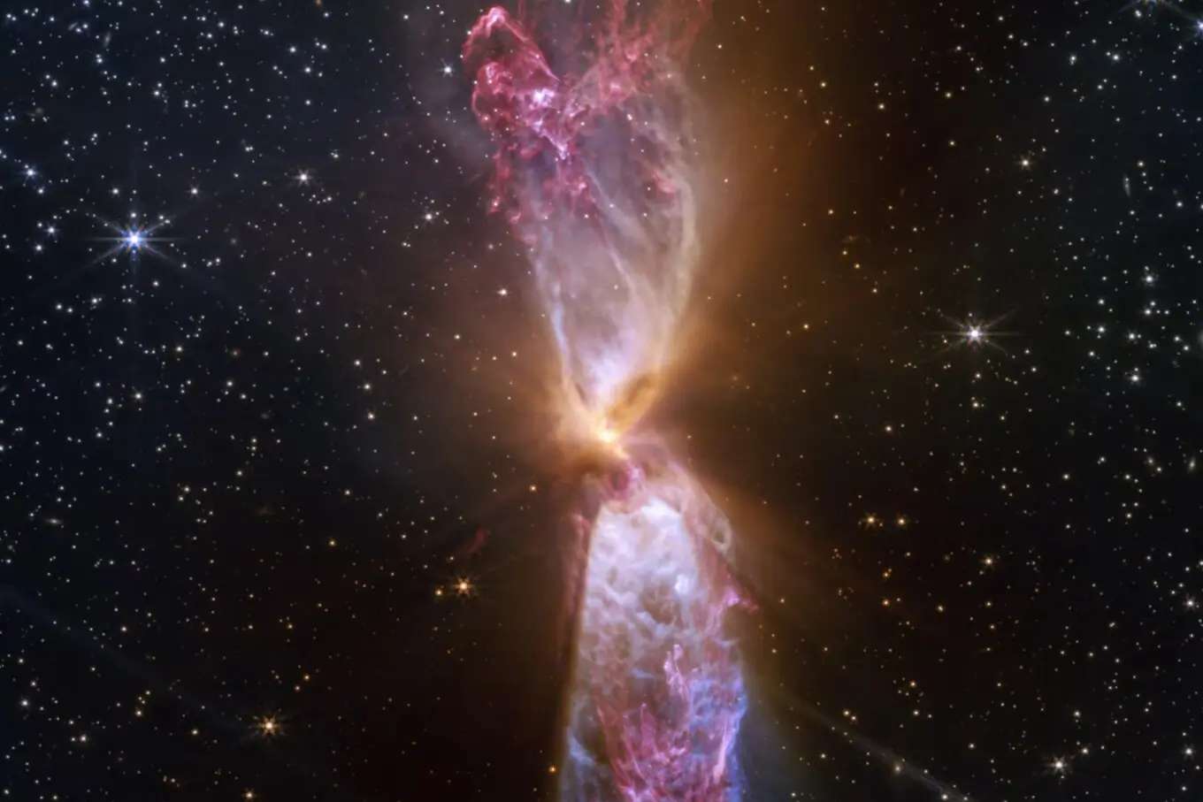 جیمز ویب اسپیس ٹیلی اسکوپ کی یہ تصویر لائنڈز 483 ستارہ نظام کو دکھاتی ہے، جہاں دو نوخیز ستارے مرکزی افقی گیس و غبار کے ڈسک میں موجود ہیں اور گیس و غبار کی روشن ریزش سے یہ خوبصورت شکل بن رہی ہے۔