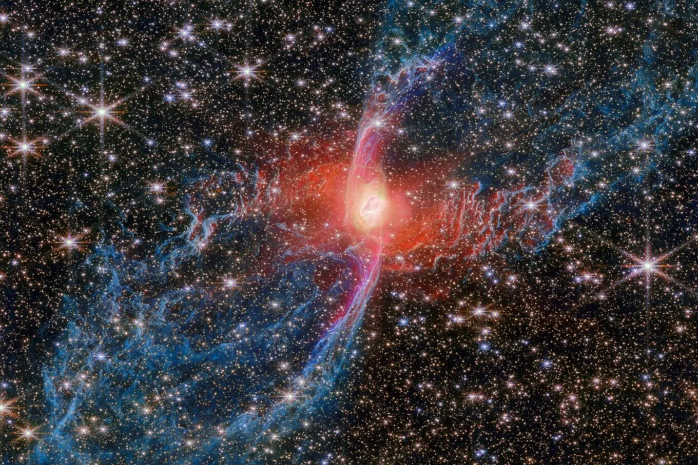 جیمز ویب اسپیس ٹیلی اسکوپ کی یہ تصویر ریڈ اسپائیڈر نیبولا (NGC 6537) کو بے مثال تفصیل کے ساتھ دکھاتی ہے، جہاں ایک سورج جیسے ستارے کے آخری مرحلے سے بننے والا سیاروی نیبولا ہزاروں ستاروں کے حسین پس منظر میں جگمگا رہا ہے۔