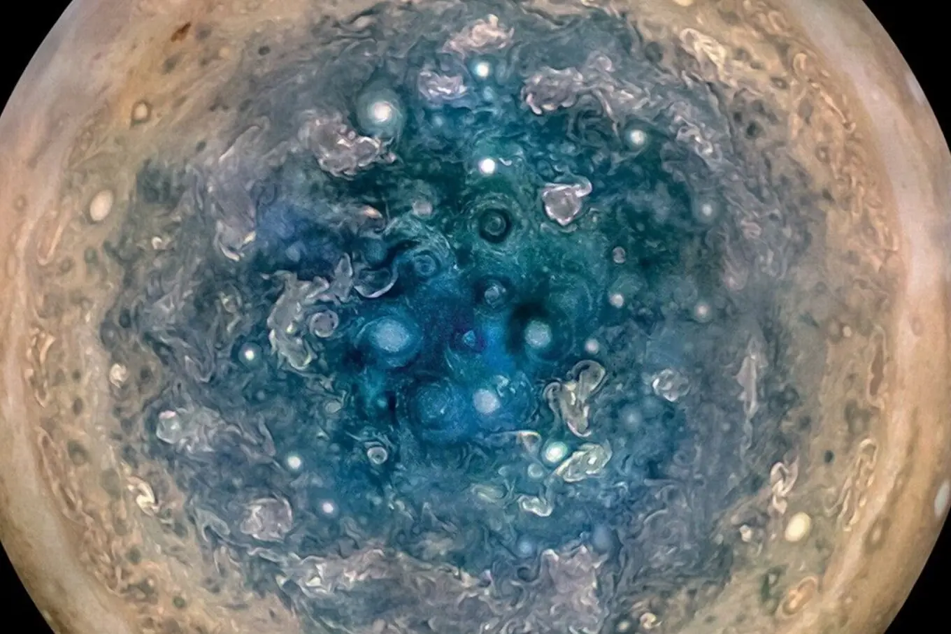 ناسا کے جونو اسپیس کرافٹ کی یہ تصویر مشتری کے جنوبی قطب کی مکمل تصویر دکھاتی ہے، جہاں 600 میل تک کے بیضوی طوفان (سائکلونز) موجود ہیں۔ مختلف مداروں کی تصاویر کو ملا کر پورے قطب کو دن کی روشنی اور روشن رنگوں میں دکھایا گیا ہے۔