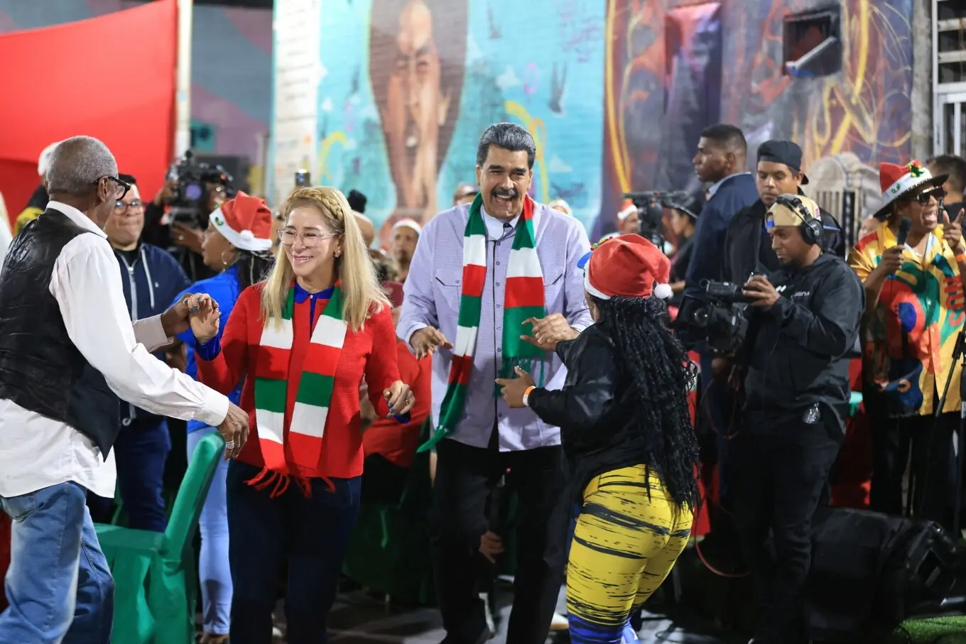 وینزویلا کے صدرکرسمس کی خوشیاں مناتے ہوئے