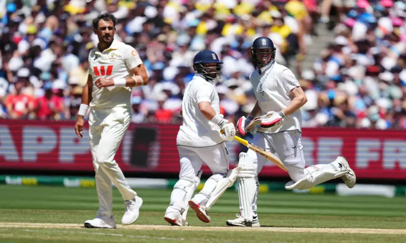 England&rsquo;s Ben Duckett and Zak Crawley run between the wickets as Australia&rsquo;s Mitchell Starc reacts during the fourth Ashes Test in Melbourne on Saturday. &ndash; Reuters